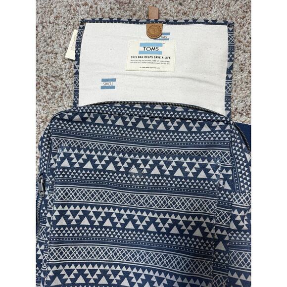 NEW! TOMS Trekker Tribal Geo Canvas Backpack in Navy Blue, Lots of pockets! - Picture 4 of 9